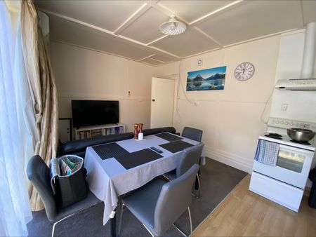 Modern 2-Bedroom Apartment with City Views – Walk to University & Hospital - Photo 3