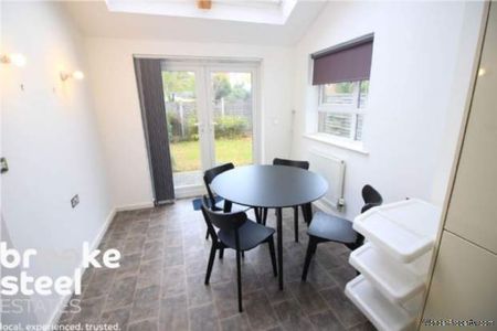 4 bedroom property to rent in Salford - Photo 2