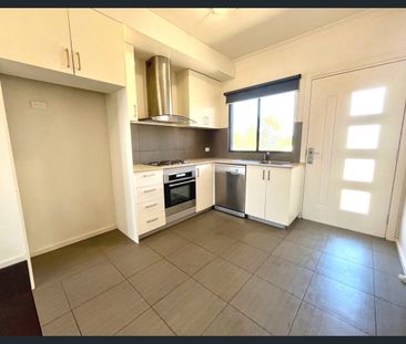 MODERN UPSTAIRS APARTMENT !!! - Photo 4