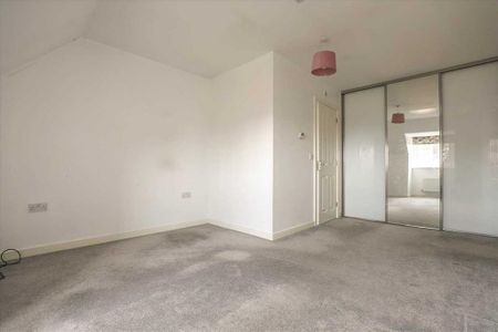 4 bedroom semi-detached house to rent - Photo 2