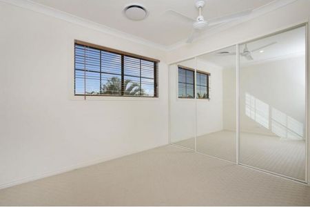 Helensvale Stunning Home in The Perfect Location - Photo 2