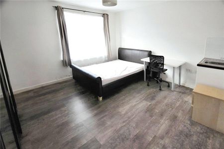 1 bedroom in a house share to rent - Photo 2