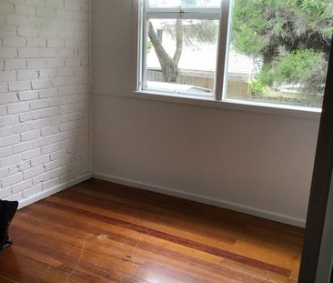 Charming Two–Three Bedroom Home in Peaceful Rhyll Location - Photo 2