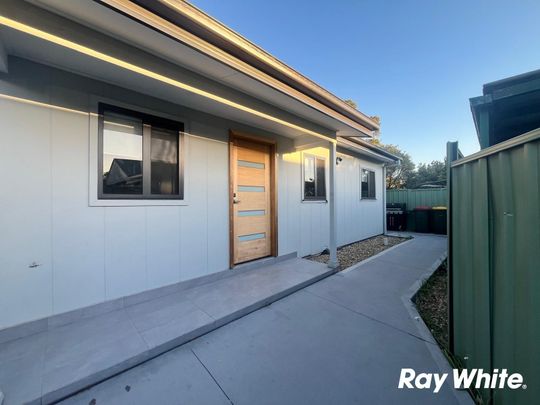 Three Bedroom Granny Flat - Walk to Station - Photo 1