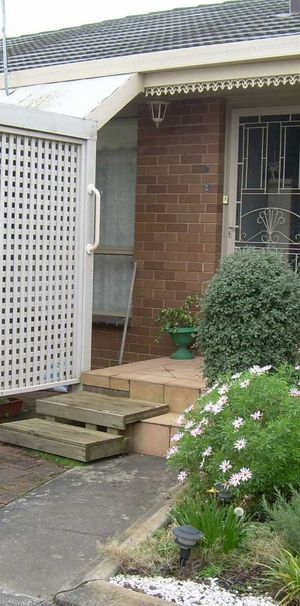 1 BEDROOM FLAT IN QUIET COMPLEX OF 3 - Photo 1