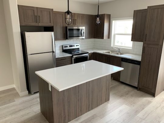 Gorgeous Pet Friendly 3-Bed Townhome in Aspen Lakes Blackfalds!! - Photo 1