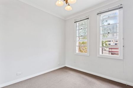 Prime inner-city location with excellent transport links - Photo 3