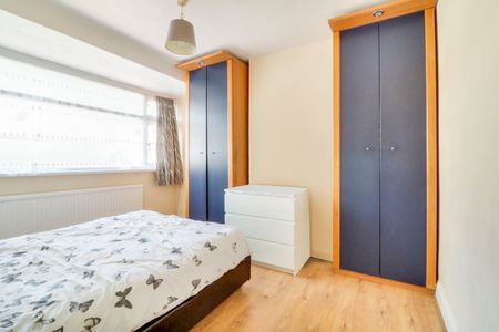 Reynolds Drive, Edgware, HA8 - Photo 2