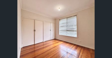 Spacious Three Bedroom Living - Photo 2