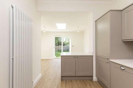 Hurst Road, Horsham, RH12 - Photo 4