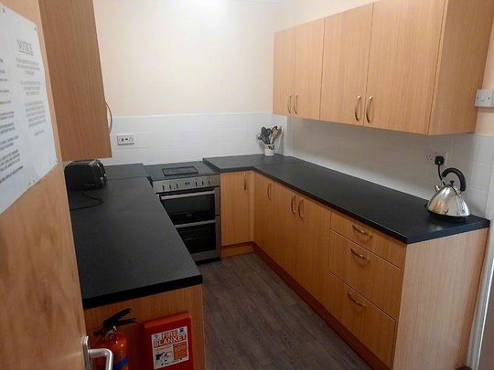 1 bedroom in a house share to rent - Photo 1