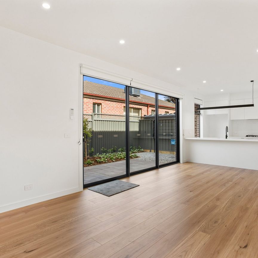 2/25 Hart Street, Airport West VIC 3042 - Photo 1