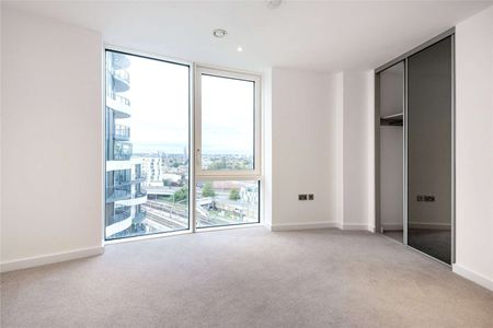 Stunning 11th floor apartment in a modern development next to Barking station. - Photo 4