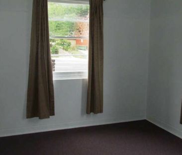 Three Bed Unit in Convenient Location - Photo 2