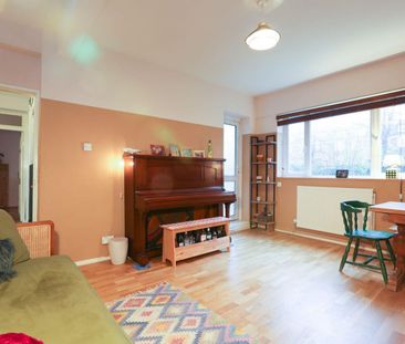 2 bedroom Flat To Let - Photo 3
