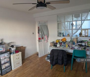 4 bedroom flat to rent - Photo 2