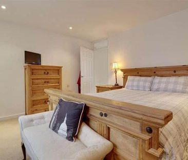 Pennant Hills, Havant, PO9 - Photo 2