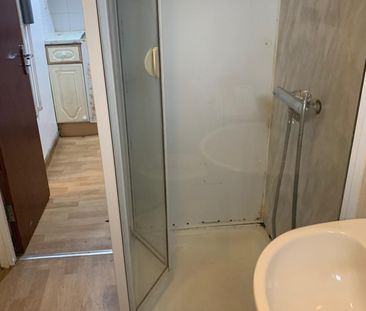studio flat with seperate kitchen - £1200 pcm - Photo 2
