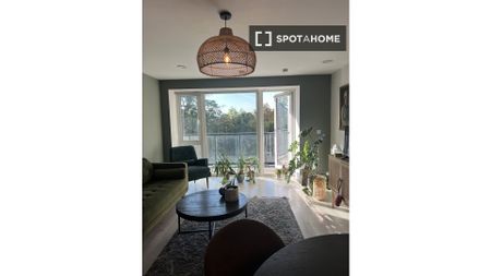 Room for rent in 2-bedroom apartment in Monkstown, Dublin - Photo 4