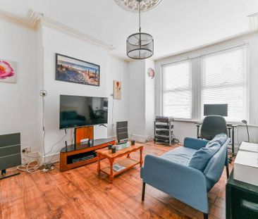 3 bedroom end of terrace house to rent - Photo 2