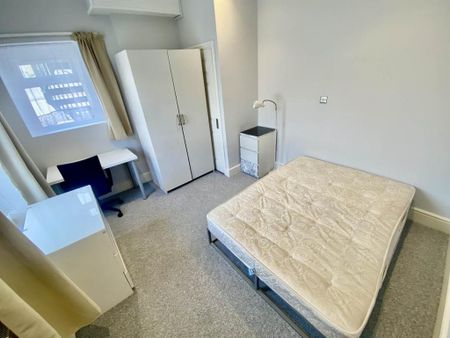 3 bedroom flat to rent - Photo 4