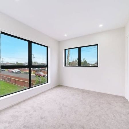 2-Bedroom Townhouse with Ensuite + Garage - Photo 3