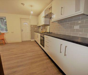 4 bedroom House in Kendall Lane BED), Leeds - Photo 3