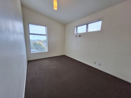 Contemporary Townhouse - Photo 4