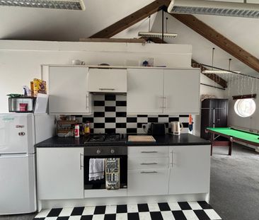 Room in a Shared Flat, Garratt Lane, SW18 - Photo 3