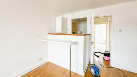 1 bedroom Flat To Let - Photo 3