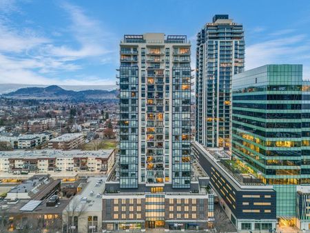 FURNISHED: Brooklyn – 2 bedroom, 2 bath, corner unit - Photo 2