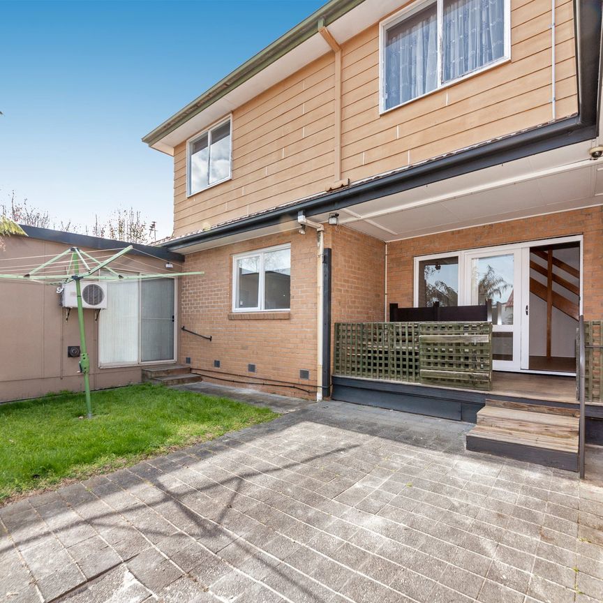 Huge Six bedroom House! - Photo 1