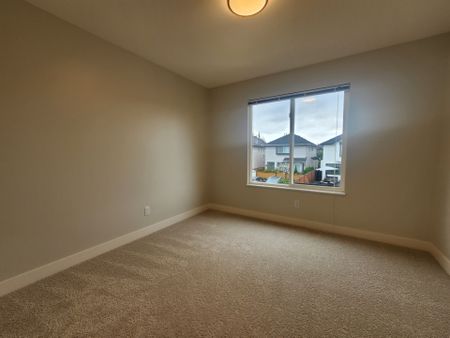 Stunning Three Bedroom House with Central AC in Clayton/Cloverdale, Surrey - Photo 4