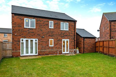 4 bedroom detached house to rent - Photo 3