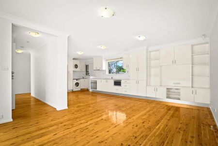 “SPACIOUS & COMFORT LIVING!” - Photo 2