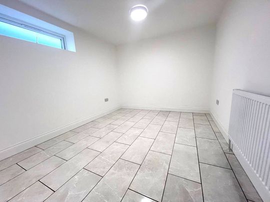 Three bedroom Ground Floor Annex Flat to rent- ideal for working proffesionals- - Photo 1