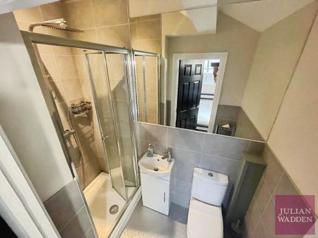 1 bedroom in a house share to rent - Photo 3