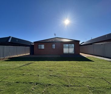 SELF CONTAINED ROOM WITH OWN EN-SUITE - INCLUSIVE OF ALL UTILITIES ! - Photo 5