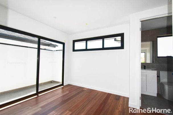 4 & 5/33 Hillcrest Grove, Springvale, VIC 3171 - Photo 1