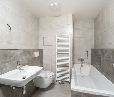 Pronájem bytu 1+kk a garsoniéry 34 m², Na Zlaté stoce 2941, České B... - Fotografie 3