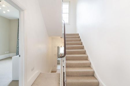 4 bedroom house in South Hampstead - Photo 2