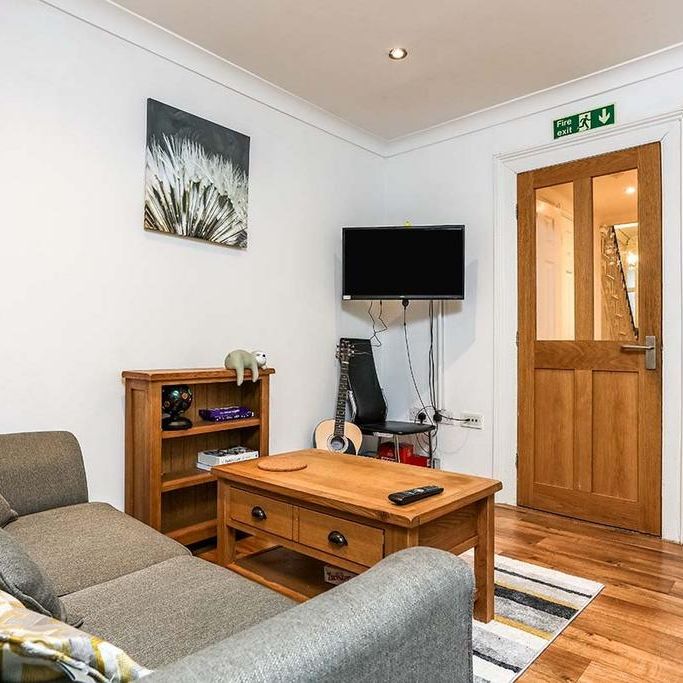 6 bedroom flat to rent - Photo 1