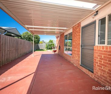 Fantastic Home In The Ashfield Estate! - Photo 3