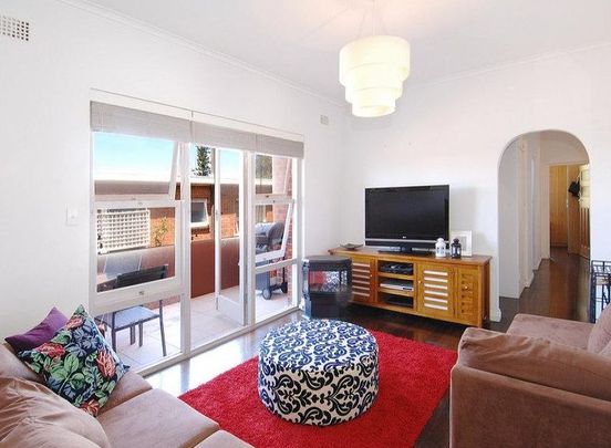 Bright & Airy Top Floor Apartment With Balcony & Parking! - Photo 1