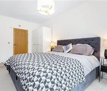 Vicarage Crescent, SW11 - Photo 4