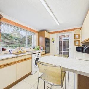 4 bed detached house to rent in Tithe Close, Maidenhead, Berkshire, SL6 2YT - Photo 2