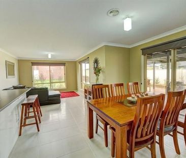 SPACIOUS THREE BEDROOM HOME WITH DECK FOR ENTERTAINING - Photo 2