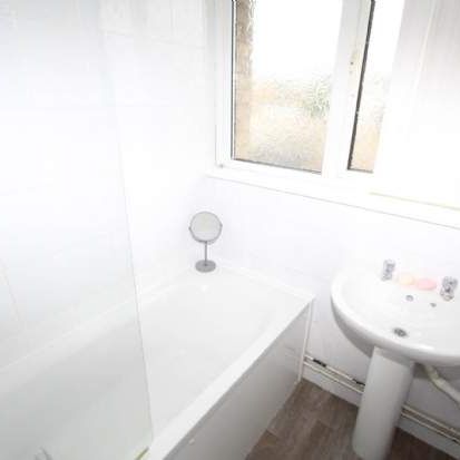 3 bedroom property to rent in Leigh On Sea - Photo 1