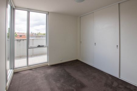 Stylish 2-Bedroom Apartment in Prime St Kilda Location - Photo 4