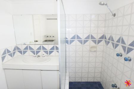 YOUR PERFECT VICTORIA PARK PAD WITH COURTYARD AND CONVENIENCE - Photo 3